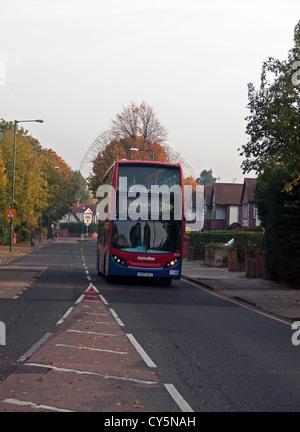 London-Bus auf Preston Road zeigt den Wembley-Stadion Bogen im Hintergrund, Wembley, London, England, Vereinigtes Königreich Stockfoto