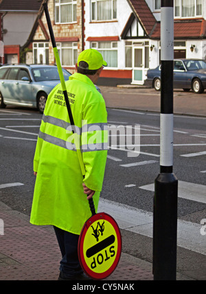 Schule überqueren Patrouillen (Lollipop-Mann), Wembley, London, England, Vereinigtes Königreich Stockfoto