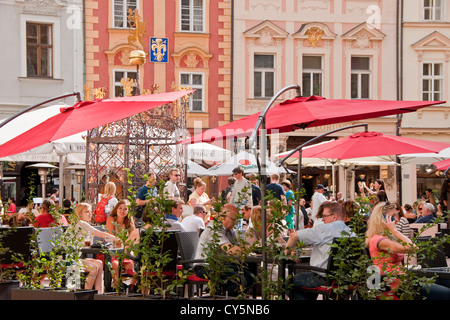 Restaurantgäste sitzen in der Nähe von Prager Altstädter Halle im Sommer. Stockfoto