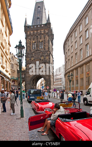 Oldtimer für Sightseeing in Prager Altstadt nahe Pulverturm Tor Stockfoto