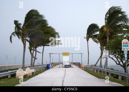 Dunkle Regenstürmwolken wehen über den sieben Meilen langen Brückenmarathon Key florida Keys usa Old Closed 7 Meilen Bridge Tropical Storm Approaching Stockfoto
