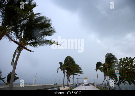 Dunkle Regenwolken wehen über den sieben Meilen langen Brücken-Marathon Key florida Keys usa Tropensturm plötzliches schlechtes Wetter nähert sich Stockfoto