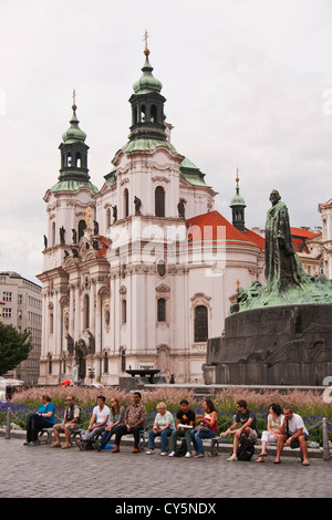 Touristen in der Prager Altstädter Ring mit St. Nikolaus Kirche Stockfoto