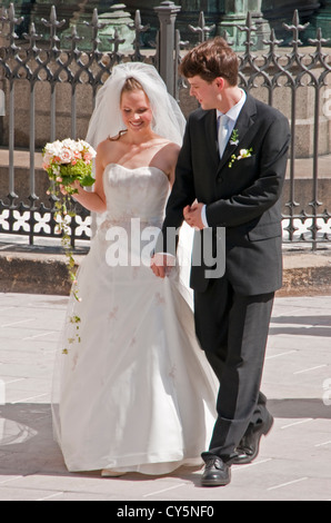 Junge Braut und Bräutigam am Hochzeitstag in Prag Stockfoto