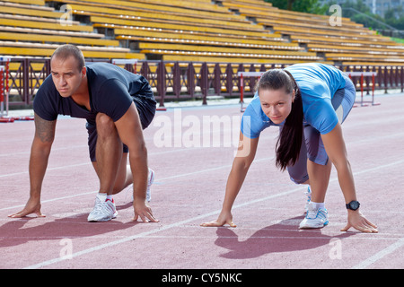 Zwei Athleten an den Start im Stadion Stockfoto