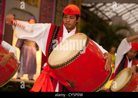 Ein Tänzer führt einen traditionellen Tanz der Okinawa Ryukyu Village - ein Themenpark alten Okinawan Kultur gewidmet. Stockfoto