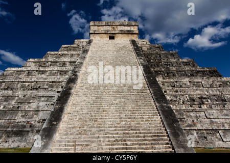 Ansicht der Treppe einer Maya-Pyramide dem Gott Kukulkan, die gefiederte Schlange, in Chichen Itza Yucatan, Mexiko. Stockfoto