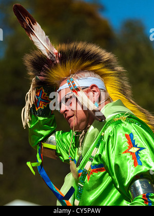 Chumash Indianer Mann, Grass Dancer bei der 2012 Inter Tribal Pow Wow, Phaseneiche Camp Santa Ynez Valley, Kalifornien Stockfoto