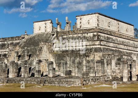 Spalten im Vordergrund vor dem Tempel der Krieger auf der Maya-Stätte von Chichen Itza, Yucatan, Mexiko. Stockfoto