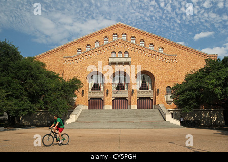 Ein Mann Fahrräder vorbei Gregory Gymnasium, Universität von Texas in Austin Stockfoto