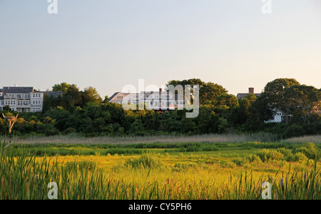 Häuser durch den Sumpf in der Nähe von Sandy Hals Beach, Cape Cod, Massachusetts Stockfoto