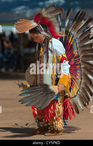 Chumash junge gekleidet in traditionellen Insignien, Tanz an der 2012 Chumash-Inter-Tribal-Powwow in Santa Ynez Valley Stockfoto