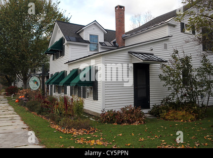 Ein marmorner Bürgersteig geht durch die Schwalbenschwanz-Inn in Dorset, Vermont Stockfoto