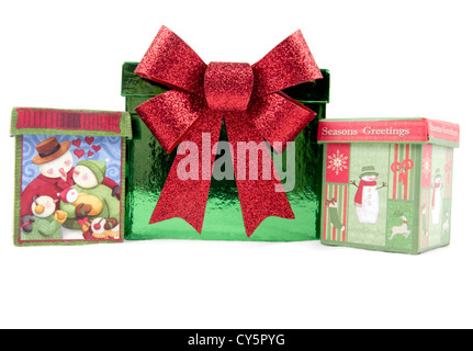 Verpackte und dekorierte Weihnachtsgeschenke isoliert auf weißem Hintergrund Stockfoto