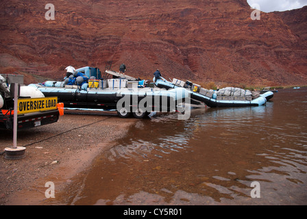 River rafts mit Woche der Lieferungen aus in Kolorado Fluß, für die Reise zusammengestellt werden geladen Stockfoto