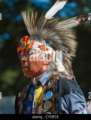 Chumash Indianer Mann, Grass Dancer bei der 2012 Inter Tribal Pow Wow, Phaseneiche Camp Santa Ynez Valley, Kalifornien Stockfoto