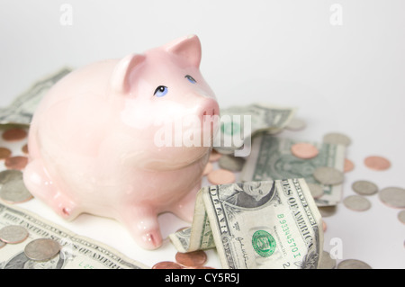 Rosa Keramik Sparschwein auf einem Hintergrund von Bargeld Stockfoto