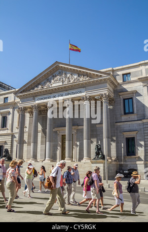 Touristen vor Congreso de Los Diputados Parlamentsgebäude in Madrid, Spanien Stockfoto