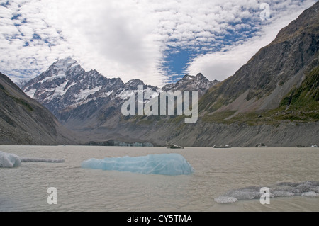 Blick nach Norden zum Mount Cook über den eisigen Gletscherwasser See am südlichen Ende des Hooker-Gletschers Stockfoto