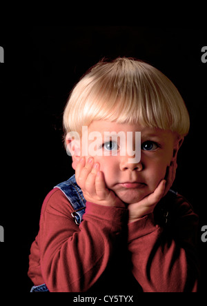 PORTRÄT EINES DREI JAHRE ALTEN JUNGEN Stockfoto