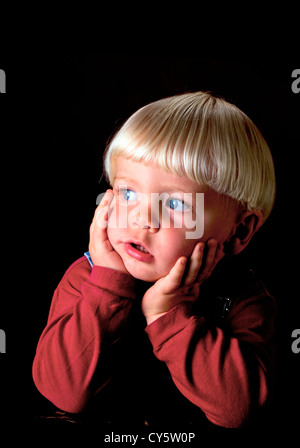 PORTRÄT EINES DREI JAHRE ALTEN JUNGEN Stockfoto