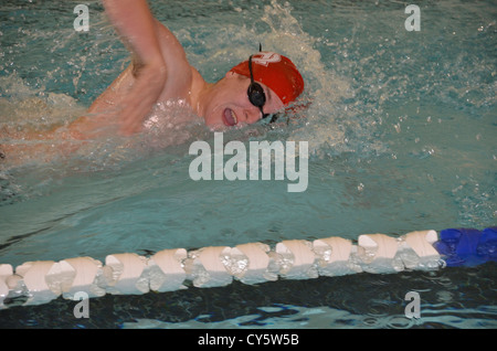 Schwimmer im Schwimmen treffen Stockfoto