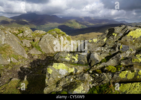 Blick vom Gipfel des Berges Cnicht (The Knight), mit Blick auf Snowdon (linken Horizont). Snowdonia, Nordwales. Stockfoto