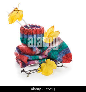 Multi farbige Socken, Gläser und Herbstlaub auf weißem Hintergrund Stockfoto