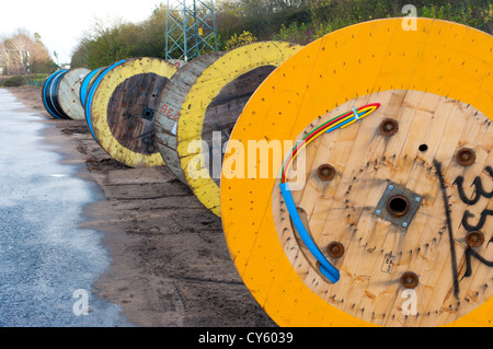 Kabeltrommeln auf einem neu erbauten Industriegebiet Stockfoto