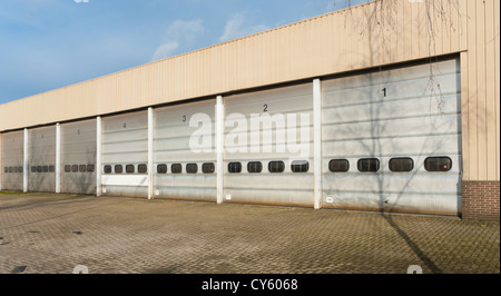 Industrieanlage mit alten und Schäden Roller shutter Türen Stockfoto