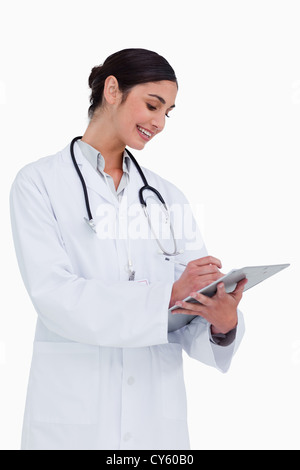 Seitenansicht der Ärztin Notizen Stockfoto