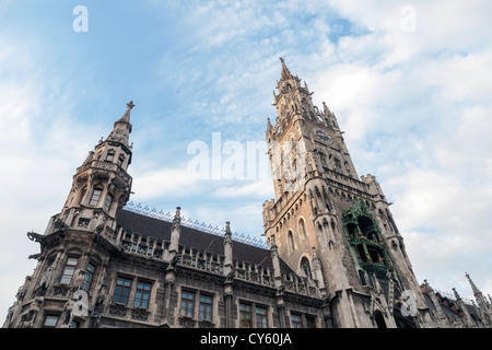 Winkel-Blick auf das berühmte neue Rathaus (Neues Rathaus) in München, Deutschland Stockfoto