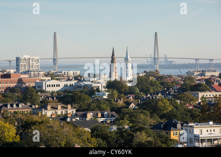 Luftaufnahme von St. Michaels und St Philips Kirchen mit Ravenel Bridge Charleston, South Carolina. Stockfoto