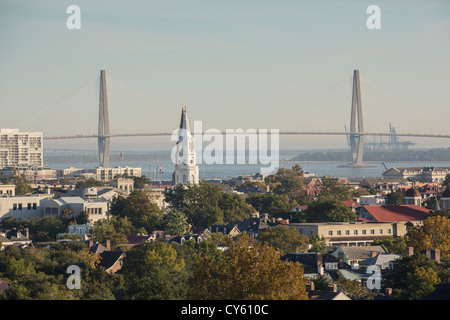 Luftaufnahme von St. Michaels und St Philips Kirchen mit Ravenel Bridge Charleston, South Carolina. Stockfoto