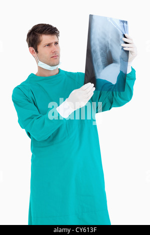 Nahaufnahme eines männlichen Arzt Kittel Blick auf x-ray Stockfoto