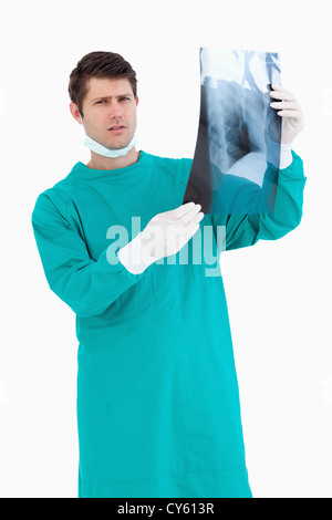 Nahaufnahme von ernst aussehende Arzt mit x-ray Stockfoto