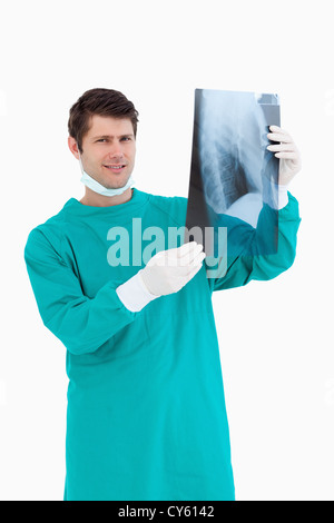 Nahaufnahme eines lächelnden männlichen Arzt mit x-ray Stockfoto