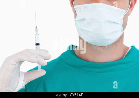 Nahaufnahme eines männlichen Arzt mit Spritze tragen scheuert Stockfoto