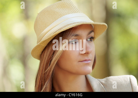 Stilvolle junge Modell trägt einen Hut. Stockfoto