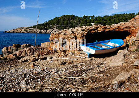 Boot in Cala Salada Strand. Ibiza, Balearen, Spanien Stockfoto
