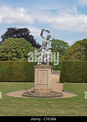 Eines der vielen Statuen, die auf dem Gelände der Wimpole Hall gesehen werden kann. Stockfoto