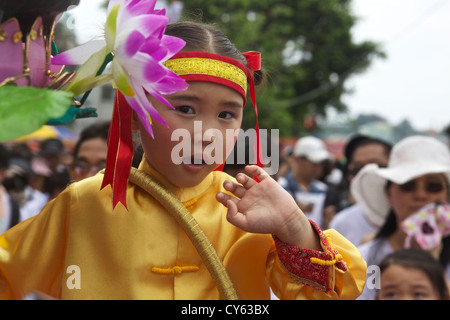 Junge Mädchen, die Teilnahme an Kinderumzug während Cheung Chau Bun Festival Stockfoto