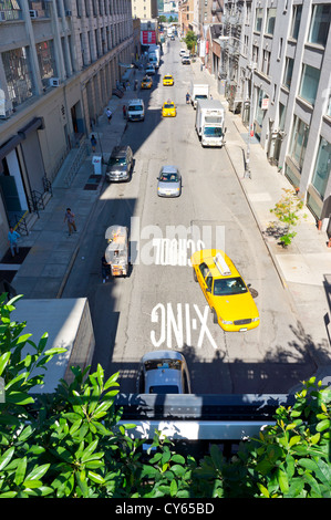 Ein Blick auf eine Seite Weststraße gesehen vom Stadtpark High Line, New York. Stockfoto