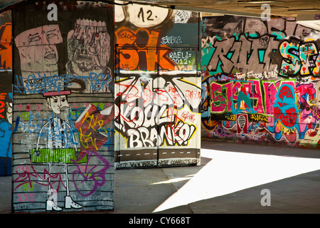 RECHTLICHE WAND KUNST IN BMX SKATEBOARD PARK ON LONDONS WEST BANK AN DER THEMSE Stockfoto