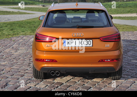 Audi Q3 - meine 2011 - deutsche Premium Kompakt-SUV (Segment H) - im park Stockfoto