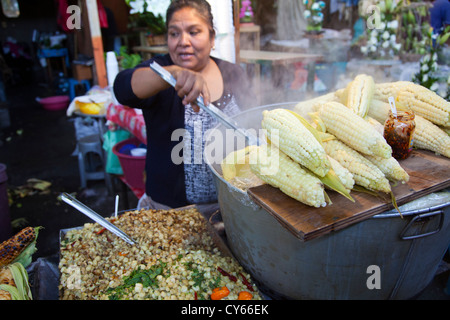 Gedämpfte große ganze Corn Cob und Esquites unten links auf Jamaika Markt in Mexiko-Stadt DF Stockfoto