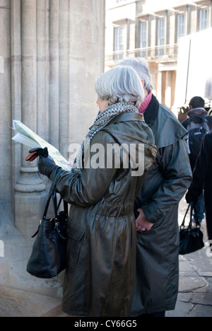 Blick auf eine Karte in der Nähe von The Corpus Clock in Cambridge paar paar Stockfoto