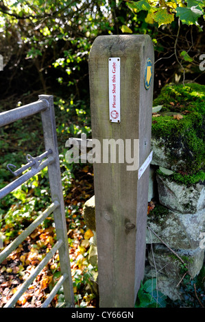 Holztor Post und Metall Tor führt zu einem öffentlichen Wanderweg mit einem Schild mit der Aufschrift Bitte schließen das Tor. Stockfoto