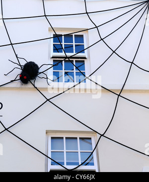 Großen künstlichen schwarzen Spinnen und Spinnweben an der Seite ein Juwelier-Geschäft in Whitby, North Yorkshire, England, uk befestigt Stockfoto