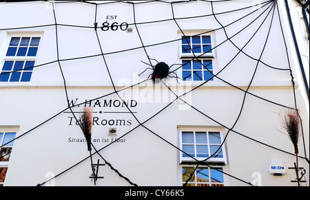 Großen künstlichen schwarzen Spinnen und Spinnweben an der Seite ein Juwelier-Geschäft in Whitby, North Yorkshire, England, uk befestigt Stockfoto